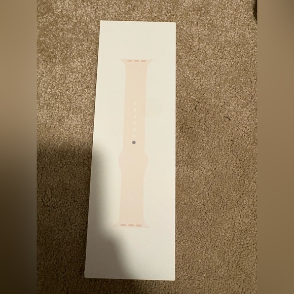 apple watch series 4 and new band in package! - Picture 3 of 5